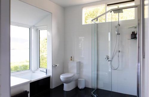 Lymington House | Woodland Bay Retreat-Hot tub,Sauna and Bayview Retreat
