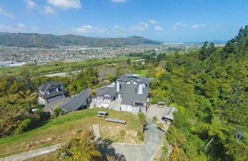 Lower Hutt Villa | Woodroyd Estate holiday sanctuary
