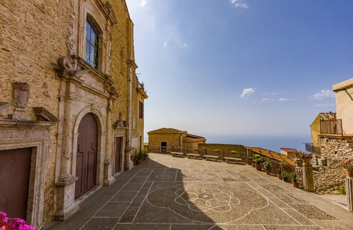 San Marco d'Alunzio Apartment | 'Writer's Room' with Balcony