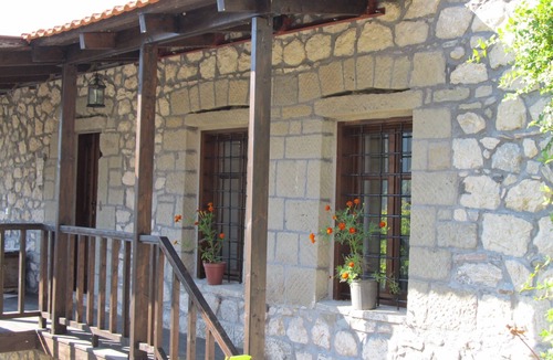 Theodoriana House | Xenonas Ventista 2 beds, renovated old house in an imposing mountain landscape