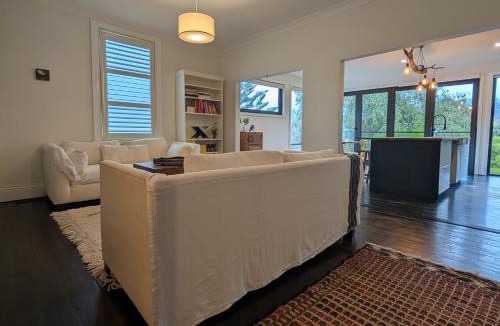 South Launceston House | Your CBD Treetop Base | Parking, Wifi & Views