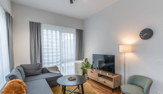 1-Bdr Apt with View /Pool/GYM Near Airport Metro