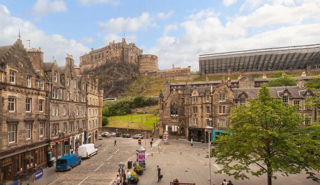 1 bedroom + sofabed property with a fantastic view of Edinburgh Castle