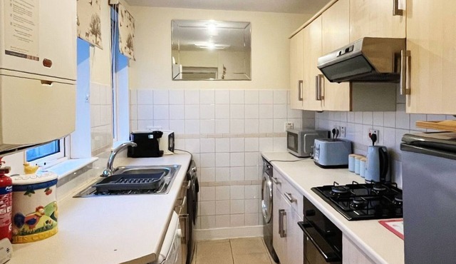 2-Bed Upper Flat Near Leven Station & Beach