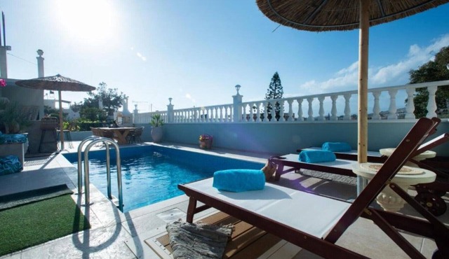 2-bedroom house with heated pool, bar and BBQ