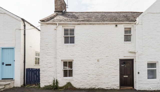 2 BURNSIDE PLACE, pet friendly in Kirkcudbright