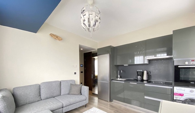 24/7 Secured Residence near M7 and Airport Metro