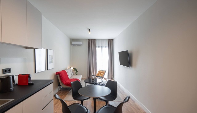 2BR Gem Apt Access To Rooftop w/Sauna & Jacuzzi