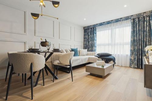 2BR West End Apartment Near Botanic Gardens