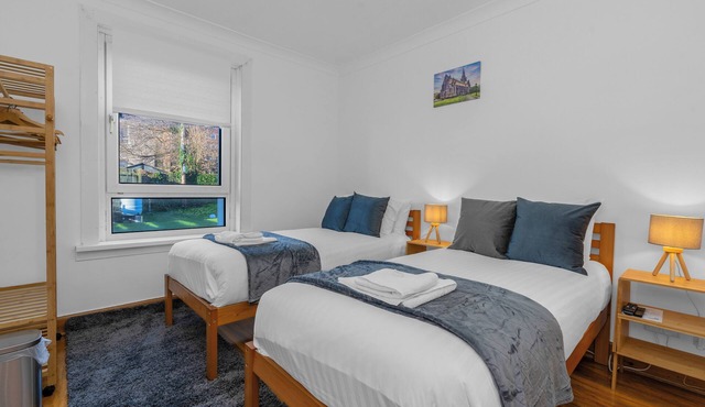 3-Bed Glasgow Cromdale St - Sleeps 5 - Contractors, Business & Relocations