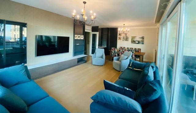 3 bedroom flat with private garden/balcony