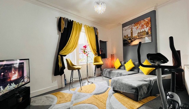 3 Bedrooms Apartment With Free Parking, Self Check in/out - Perfect for 8 Guests