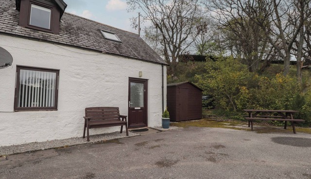 3 BRUAICH COTTAGES, romantic, with open fire in Strathpeffer