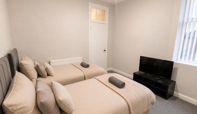 4 Bed Modernised, Free Parking, Near City Centre
