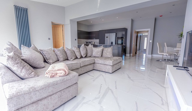 4 Bed-sleeps 8- Free Parking-pets-hot Tub