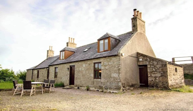 5 Bed, 2 Bath Cottage with HotTub & Sauna