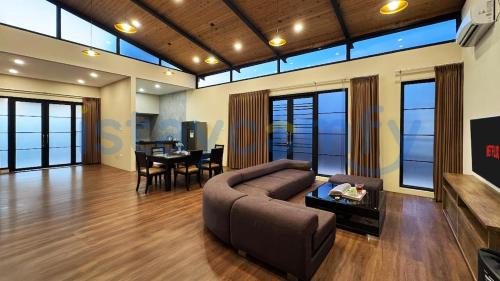 5BR Large Villa Crown Hill Estate F26