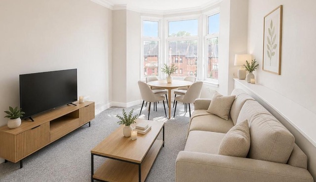8 Bed, Sleeps 10, Free Parking, Near City Centre