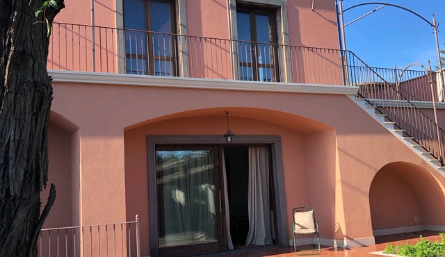 A Circa Seicento Metri dal Mare la Villetta è Circondata da Giardino e Tettoia