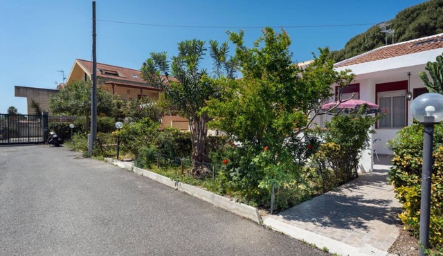 A cozy apartment of approximately 90 square meters, spread over two levels connected by stairs, accommodating up to 6 people.The property is located in Torre Faro, a charming seaside village about 15 km from Messina, where the Ionian and Tyrrhenian Seas