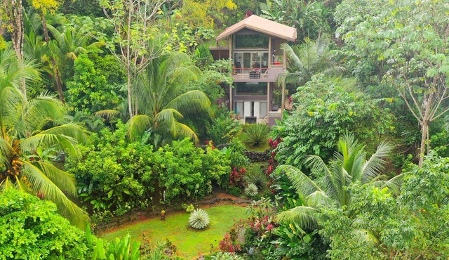 A Sloth Riverfront Villa with Jacuzzi Pool