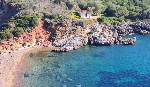 Accommodation in front of the beach with unlimited sea views.
