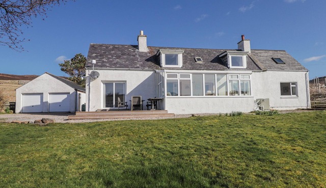 AN GRIANAN, pet friendly, country holiday cottage in Kinlochbervie