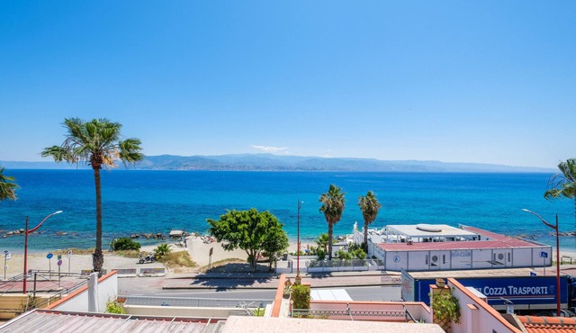 Apartment 'Blue Eden Strait' with Sea View, Wi-Fi and Air Conditioning