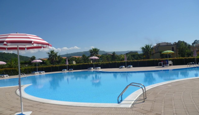 APARTMENT CLOSE TO PRIVATE BEACH AND SWIMMING POOLS