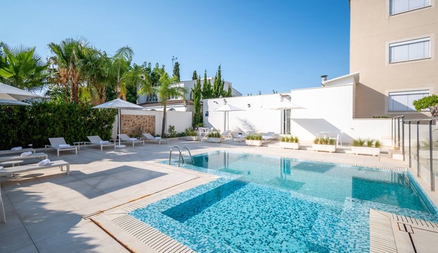 Apartment 'Las Palmeras 3' with Shared Pool, Wi-Fi and Air Conditioning