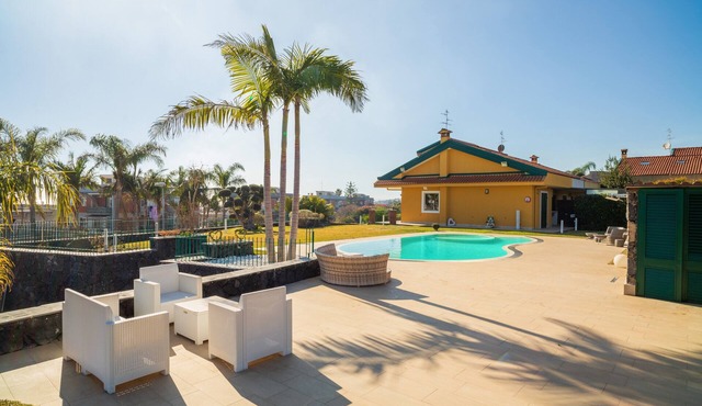Apartment 'Villa Paradiso' with Sea View, Pool & Wi-Fi