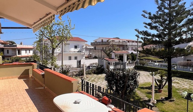 Apartment with Terrace 3-bedroom - Montepaone Lido