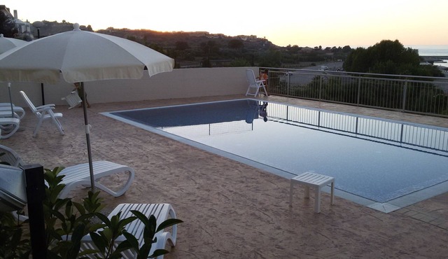 APARTMENT WITH POOL A 50 METERS FROM THE SEA
