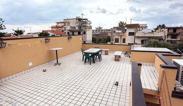 Appartamento Ermes B: A welcoming apartment situated at a short distance from the beach, with Free WI-FI.