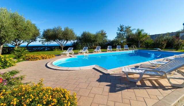 B&B room with swimming pool