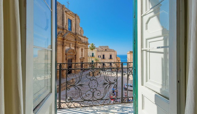 Bacio del Sole by Biddizzi Rari - Prestigious Historic Residence near the Duomo