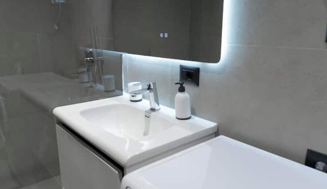 Barrikada-E | Central Stay with Balcony Views, Steps from Skanderbeg Square
