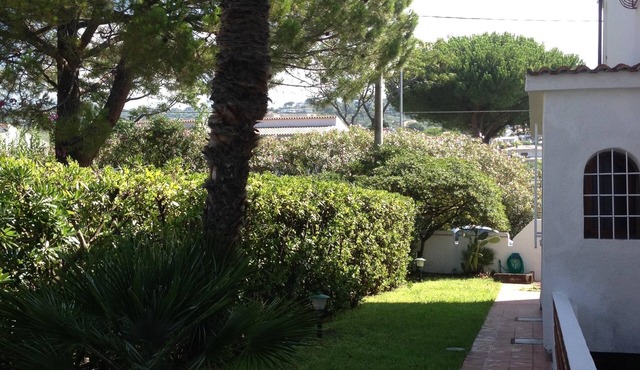 Beach villa facing Cirella island with garden and private parking