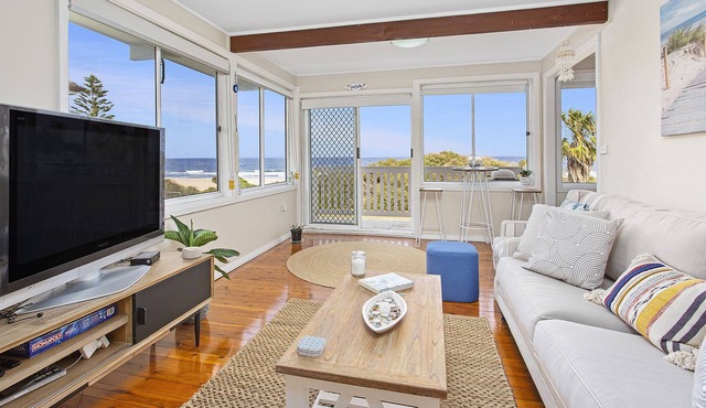 BEACHFRONT OASIS Jones Beach Kiama. Best views, direct beach access, cozy. Relax
