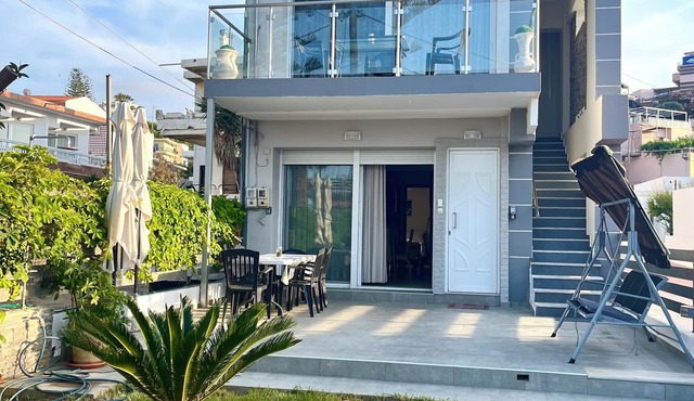 BEACHFRONT VILLA & Garden AGIA MARINA