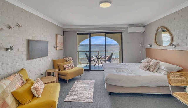 Beachside Studio Steps from Casey’s Beach in Batehaven