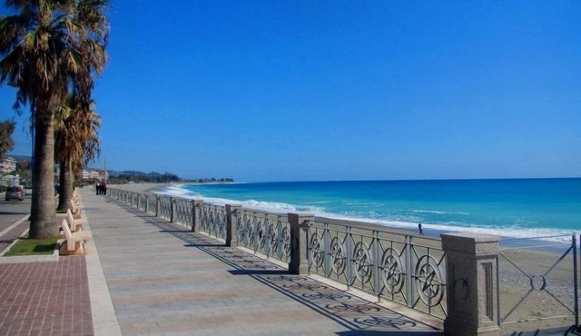 Beautiful NEW apartment with pool close to the village, sea only 5 minutes away,