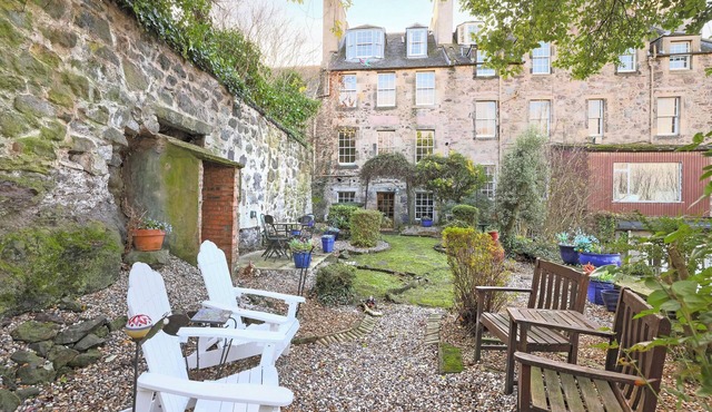 Beautiful apartment, private garden, Calton Hill