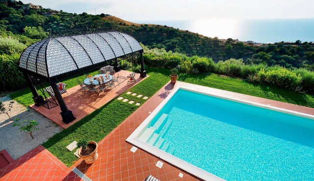 Beautiful private villa for 10 guests with WIFI, private pool, A/C, TV, terrace and panoramic view