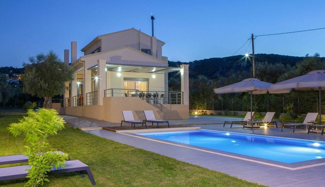 Beautiful private villa for 8 people with A/C, private pool, TV, balcony and parking