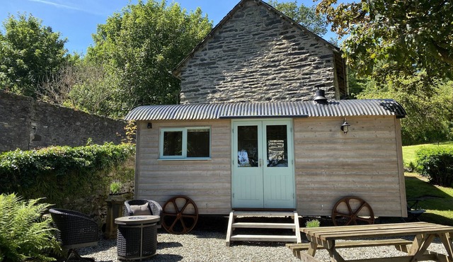 Beautiful, self‑contained shepherd’s hut overlooking the River Clyde