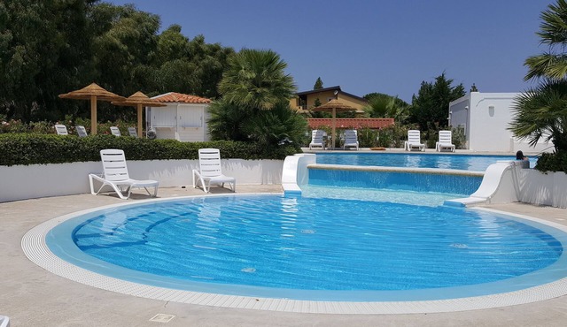 Beautiful two-room villa, right on the sea, swimming in the pool, culture and relaxation.
