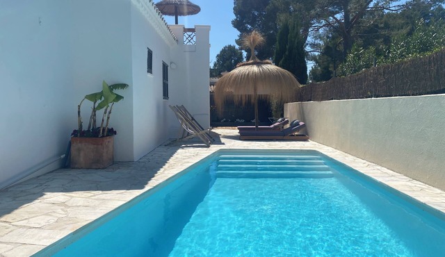 Beautiful villa with swimming pool very close to the beach of Hotel Illa D'Or.