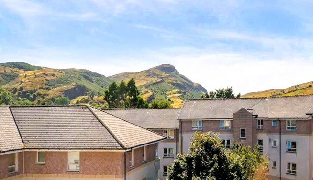 Bright 2-Bedroom, 2-Bathroom Apartment with Free Parking by Arthur's Seat