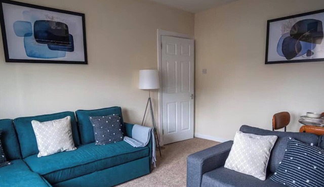 Bright & Modern 2BR Home – Perfect Shotts Stay
